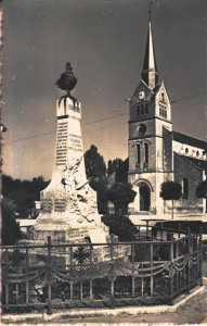 carte postale ancienne - 4 monument aux morts et église